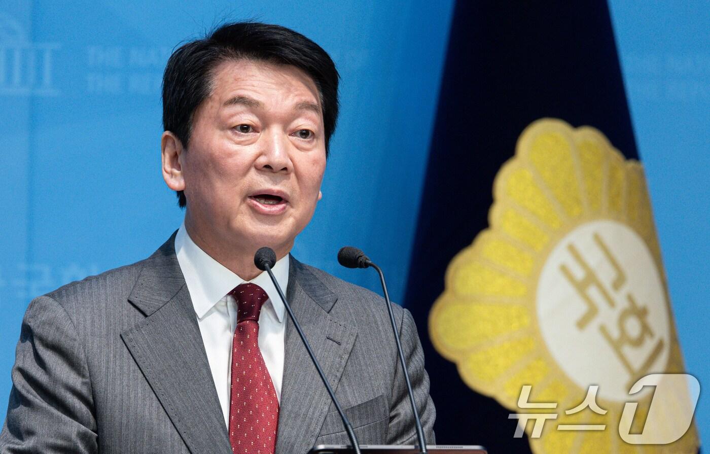 안철수 국민의힘 경선 후보가 27일 오전 서울 여의도 국회 소통관에서 '국민 여러분께 드리는 호소문'을 발표하고 있다. 2025.4.27/뉴스1 ⓒ News1 이재명 기자