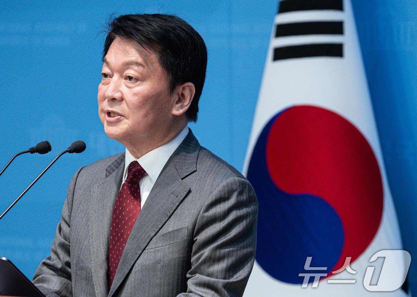 안철수 국민의힘 경선 후보가 27일 오전 서울 여의도 국회 소통관에서 '국민 여러분께 드리는 호소문'을 발표하고 있다. 2025.4.27/뉴스1 ⓒ News1 이재명 기자