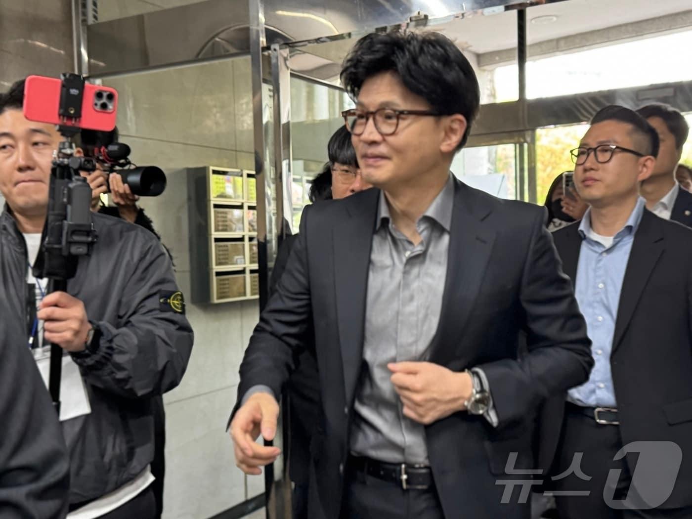 본문 이미지 - 한동훈 국민의힘 대선경선 후보가  4월 27일 오전 인천 남동구 국민의힘 인천시당에 방문해 당원들과 인사를 나누고 있다.2025.4.27/뉴스1 ⓒ News1 박소영 기자