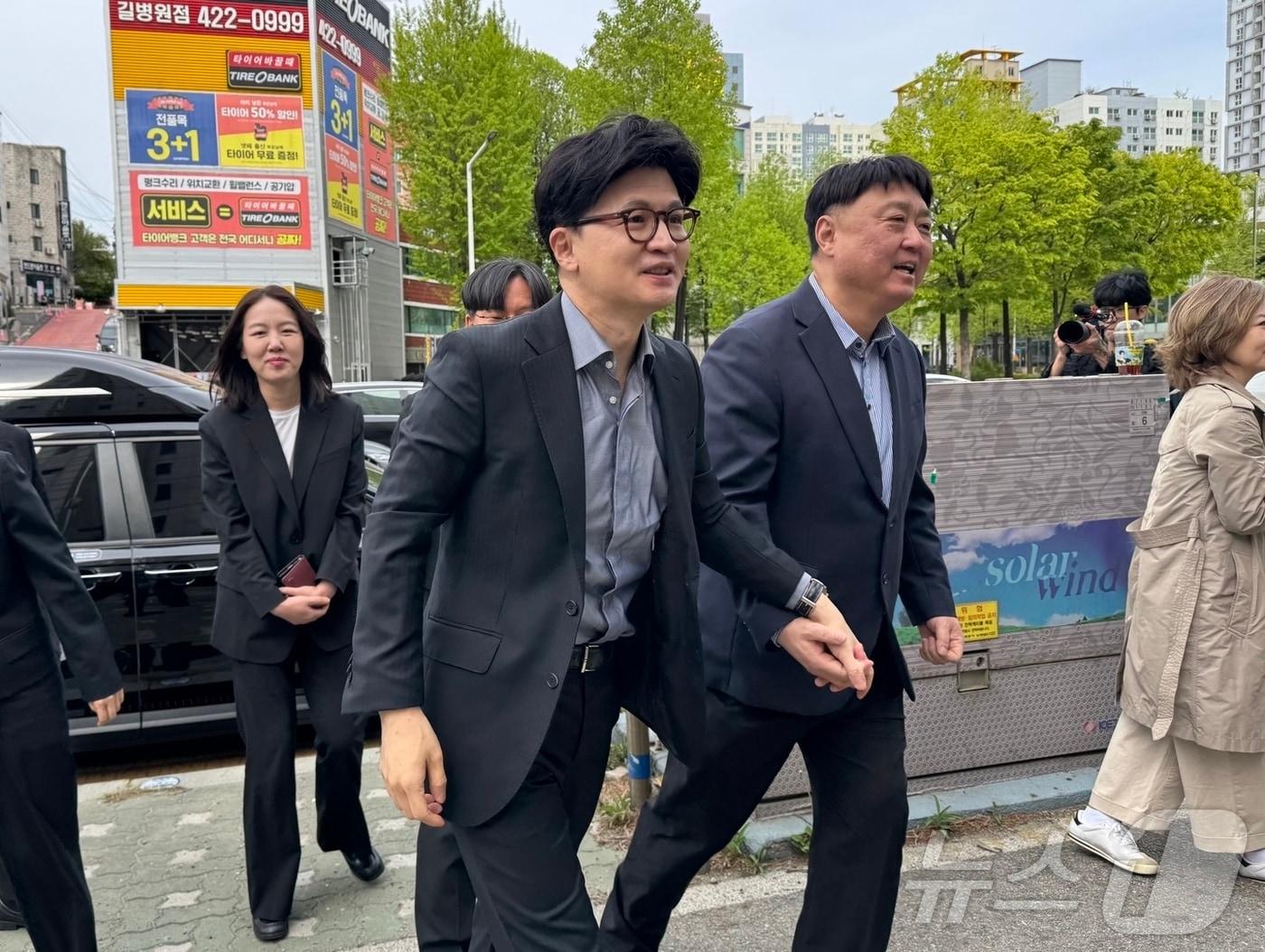 본문 이미지 - 한동훈 전 국민의힘 대표가 지난 4월 27일 오전 인천시 남동구 국민의힘 인천시당에 방문해 당원들과 인사를 나누고 있다.2025.4.27/뉴스1 ⓒ News1 박소영 기자