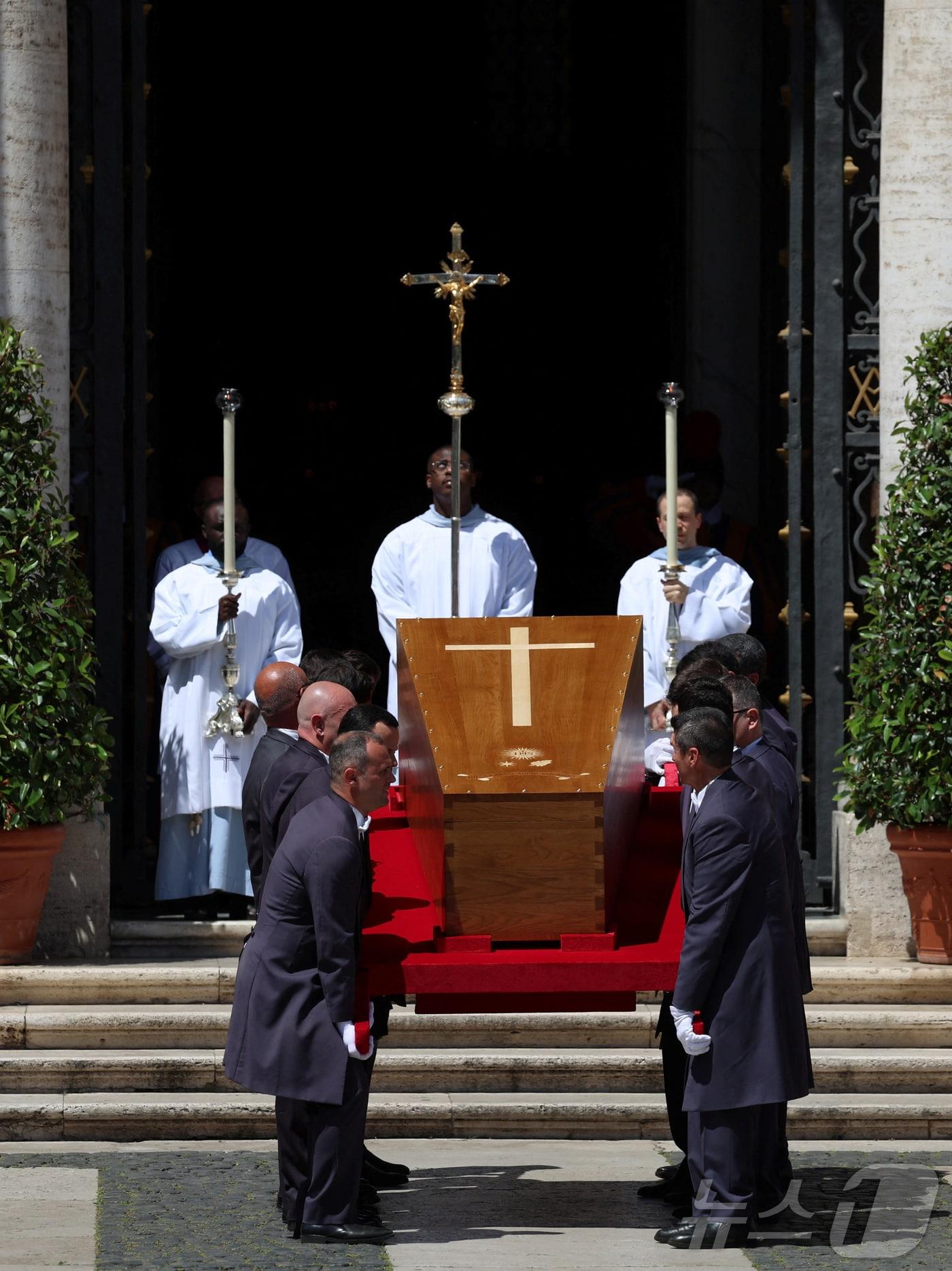 본문 이미지 - 26일 (현지시간) 바티칸의 성 베드로 광장에서 열린 프란치스코 교황의 장례 미사를 마친 뒤 관이 마지막 안식처인 로마의 산타 마리아 마조레 대성당으로 옮겨 지고 있다. 2025.04,27 ⓒ 로이터=뉴스1 ⓒ News1 우동명 기자