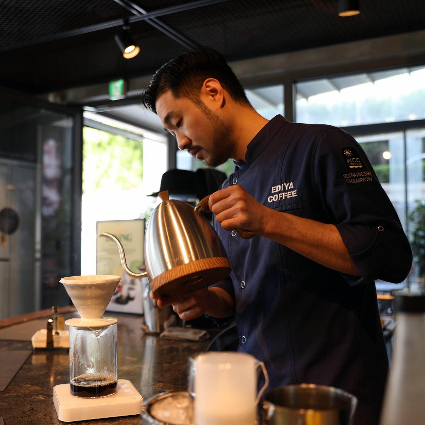 본문 이미지 - 이디야커피가 선보인 &#39;2025 커피 다이닝: 시즌 그리팅&#39; 프로그램이 약 80%의 예약률을 기록하며 뜨거운 반응을 얻고 있다.&#40;이디야커피제공&#41;