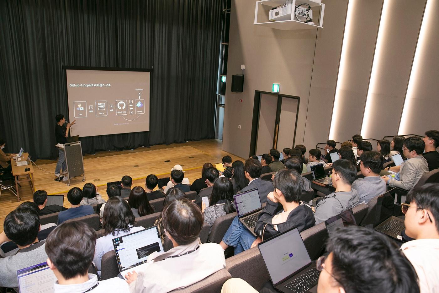 KT가 25일 KT 판교 사옥에서 개발자 워크숍 ‘해브 어 깃 데이’를 진행했다. (KT 제공)