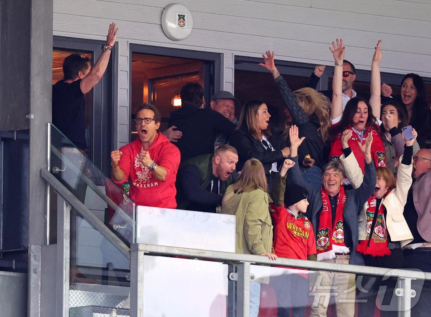 본문 이미지 - 라이언 레이놀즈가 렉섬의 잉글랜드 챔피언십(2부리그) 승격에 기뻐하고 있다.  ⓒ 로이터=뉴스1