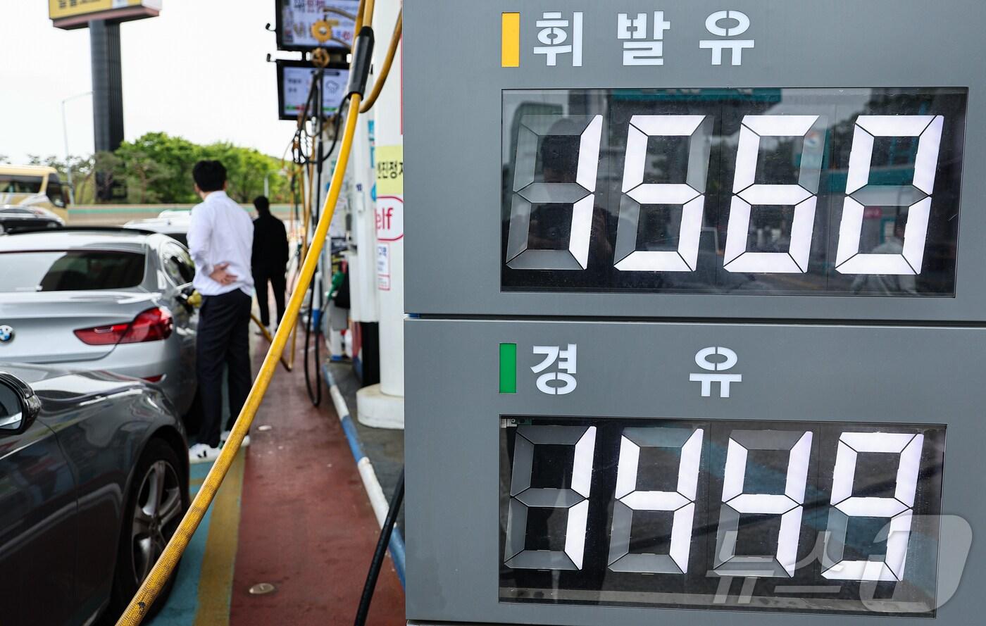 27일 서울 서초구 경부고속도로 만남의광장 주유소에 시민들이 주유를 하고 있다. 2025.4.27/뉴스1 ⓒ News1 김도우 기자