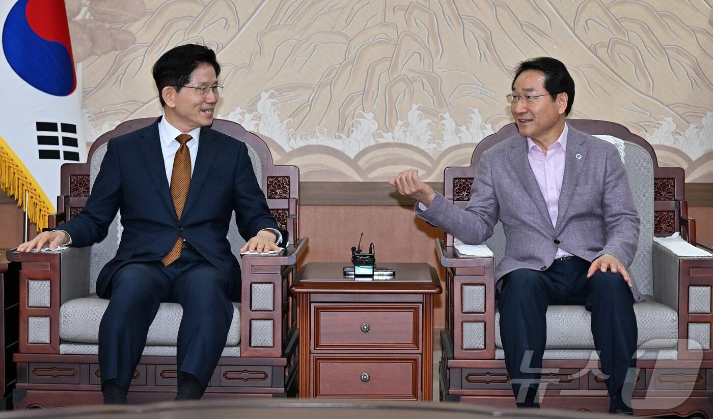 김문수 국민의힘 대선경선 후보가 27일 오전 인천시청에서 유정복 인천시장을 만나 이야기를 나누고 있다.(인천시 제공. 재배포 및 DB금지)2025.4.27/뉴스1 ⓒ News1 박소영 기자