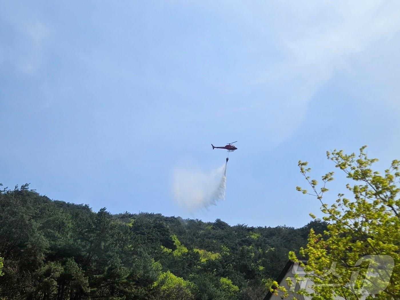본문 이미지 - 강원 인제 상남면 하남리 일대에서 발생한 산불이 약 20시간 만에 진화된 가운데 27일 헬기가 재발화 가능성에 대비해 산불이 발생한 곳에 물을 뿌리고 있다. &#40;사진은 기사 내용과 무관함&#41;  ⓒ News1 한귀섭 기자