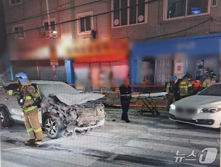 본문 이미지 - 27일 새벽 부산 사상구 감전동 삼대한의원 앞 도로에서 차량 충돌사고가 발생했다. 사진은 사고 현장 모습.(사상경찰서 제공. 재판매 및 DB금지)