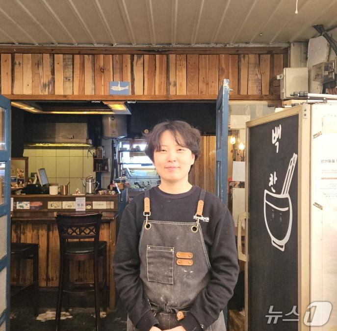 본문 이미지 - 전북자치도 전주시 남부시장 청년몰애 위치한 식당 '백수의찬' 정한나 대표/뉴스1 신준수 기자