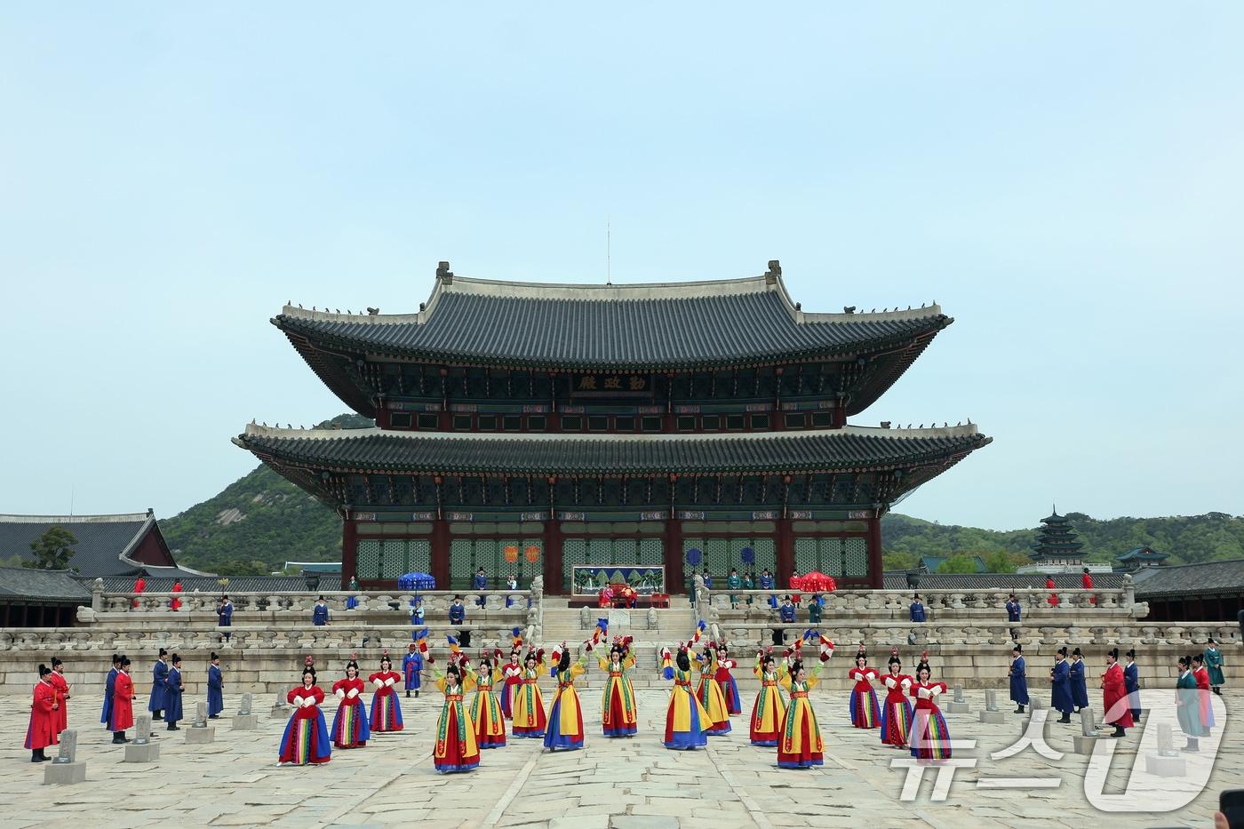 서울 종로구 경복궁 근정전 앞에서 '시간여행, 세종-궁중 일상재현'이 펼쳐지고 있다. 2025.4.27/뉴스1 ⓒ News1 박정호 기자
