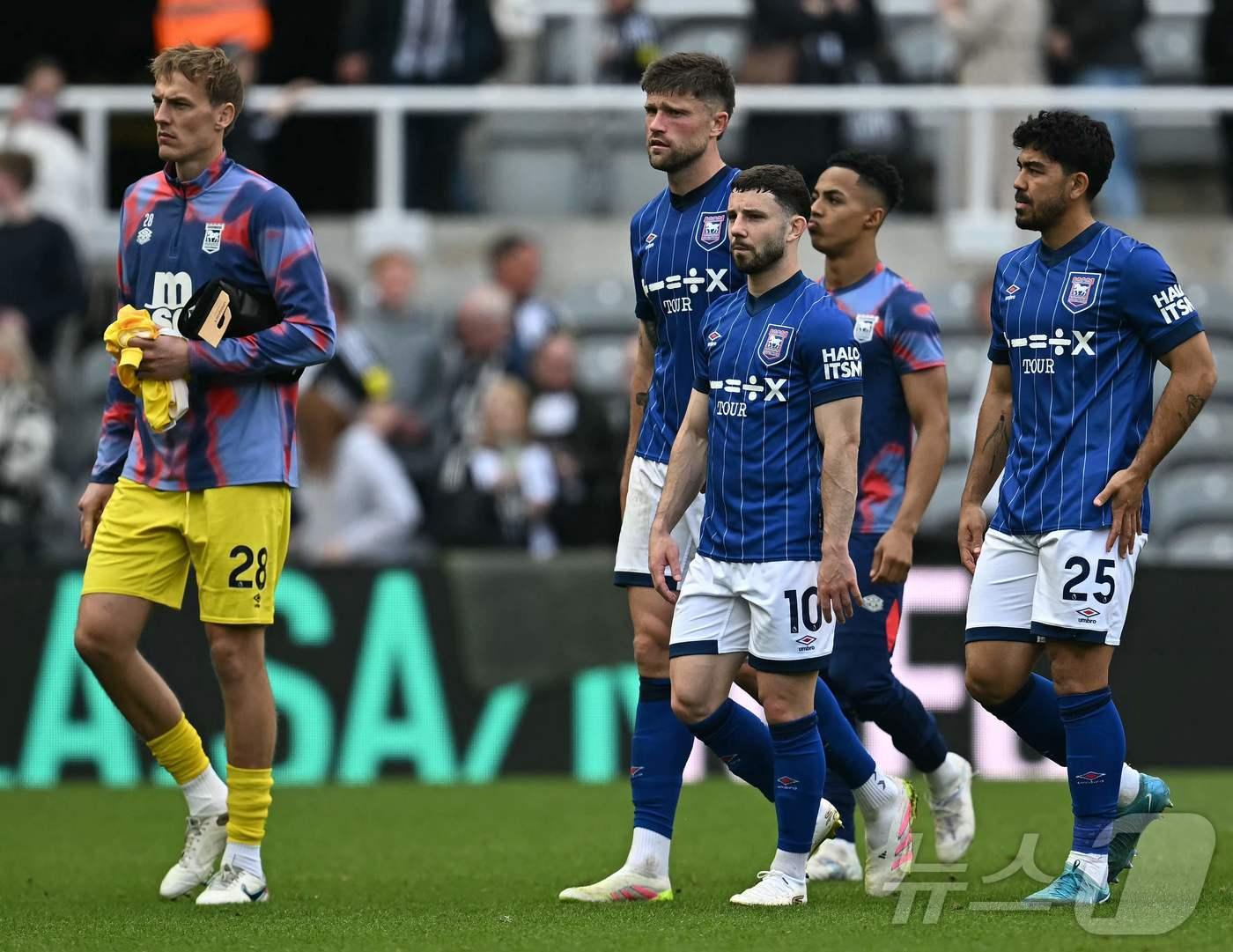 본문 이미지 - 승격 첫 시즌 강등된 입스위치 타운. ⓒ AFP=뉴스1