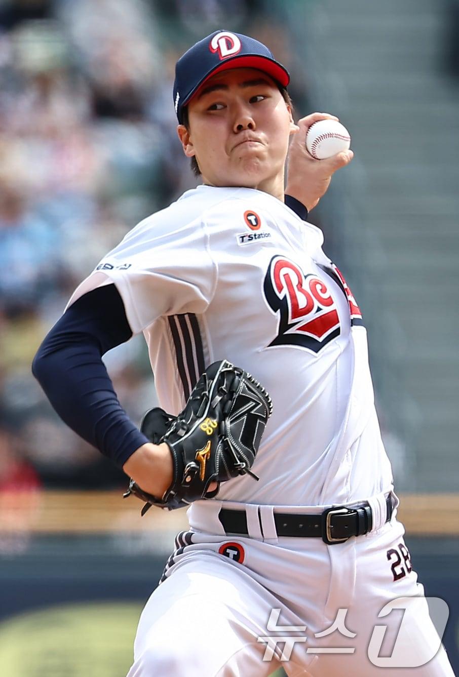 본문 이미지 - 27일 서울 송파구 잠실야구장에서 열린 프로야구 &#39;2025 신한 SOL 뱅크 KBO리그&#39; 롯데 자이언츠와 두산 베어스의 경기, 두산 선발투수 최승용이 1회초 역투하고 있다. 2025.4.27/뉴스1 ⓒ News1 김도우 기자