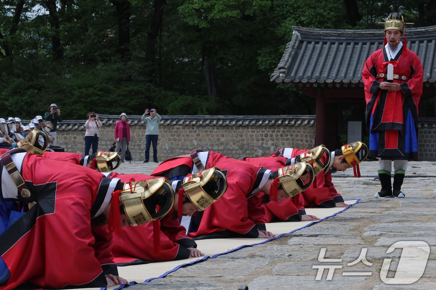 2025 봄 궁중문화축전 이틀째인 27일 오후 서울 종로구 종묘 영녕전에서 인원황후의 묘현례를 주제로 의례 재현과 뮤지컬을 결합한 창작극 &#39;묘현, 황후의 기록&#39;이 펼쳐지고 있다. 2025.4.27/뉴스1 ⓒ News1 박정호 기자