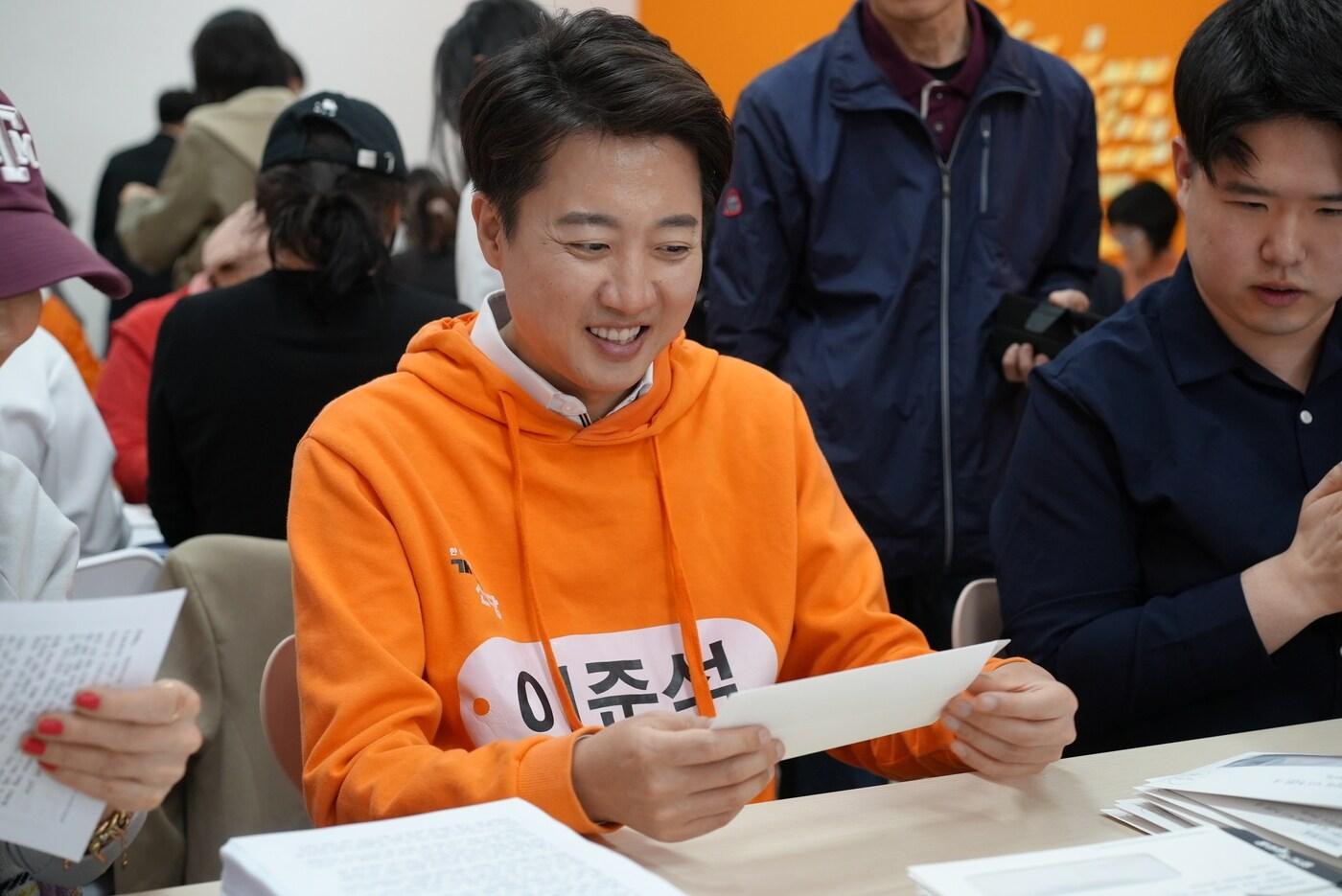 이준석 개혁신당 대통령 후보가 27일 오후 서울 캠프 사무실에서 유권자에게 보낼 편지를 봉입하는 모습 (이준석캠프 제공)