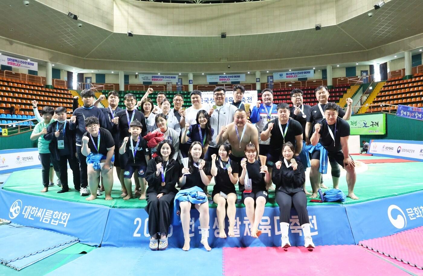 27일(일) 전라남도 구례군 구례실내체육관에서 열린 ‘2025 전국생활체육대축전’ 단체전에 입상한 선수들이 단체 기념 촬영을 하고 있다.(대한씨름협회 제공)