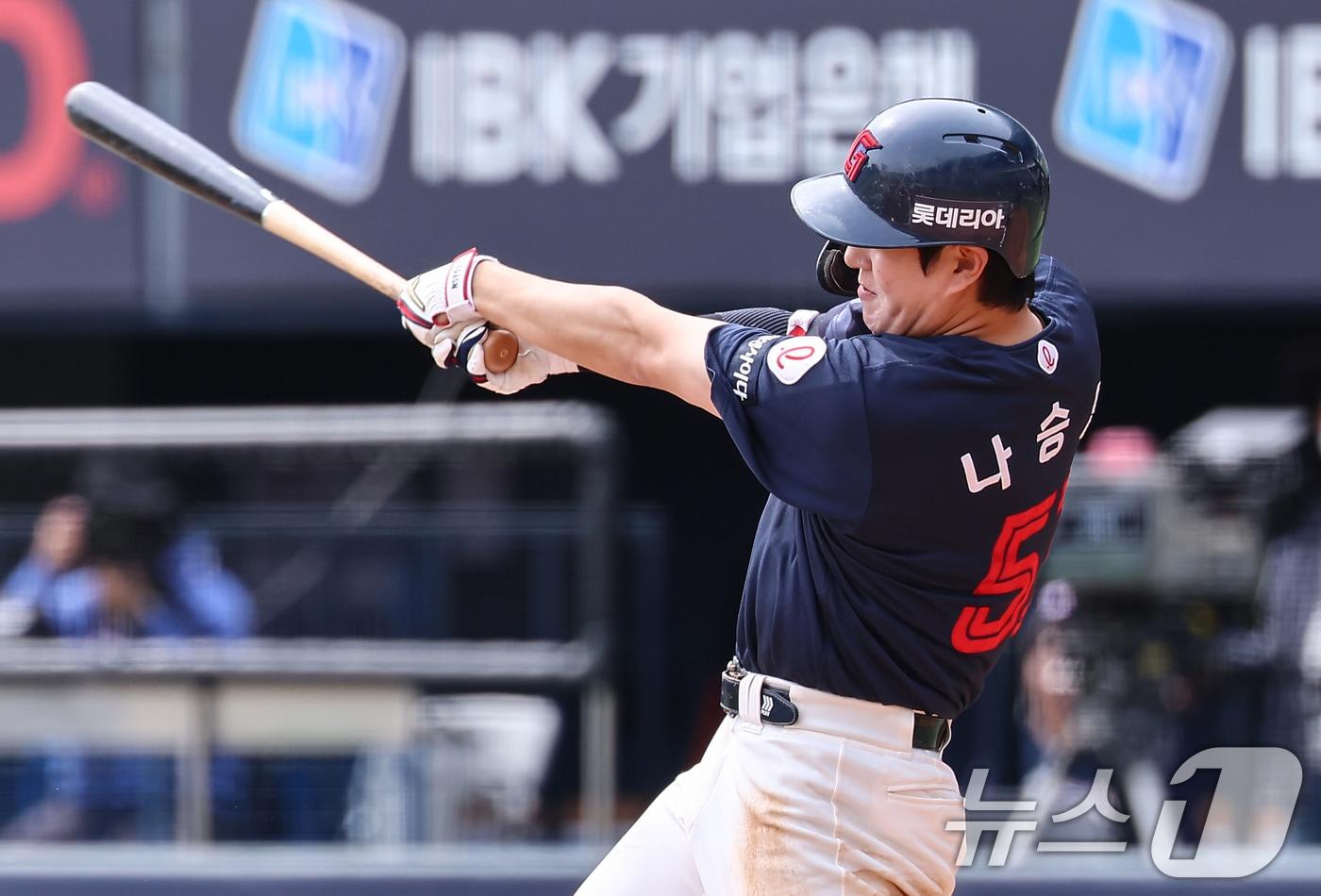 27일 서울 송파구 잠실야구장에서 열린 프로야구 &#39;2025 신한 SOL 뱅크 KBO리그&#39; 롯데 자이언츠와 두산 베어스의 경기, 4회초 2사 주자없는 상황에서 롯데 나승엽이 안타를 치고 있다. 2025.4.27/뉴스1 ⓒ News1 김도우 기자