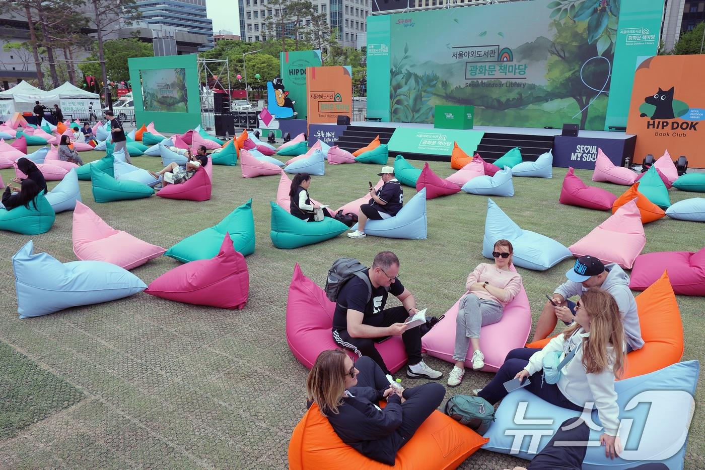 서울 광화문 광장에 마련된 서울야외도서관 광화문책마당을 찾은 외국인 등이 여유로운 시간을 보내고 있다. 2025.4.27/뉴스1 ⓒ News1 박정호 기자