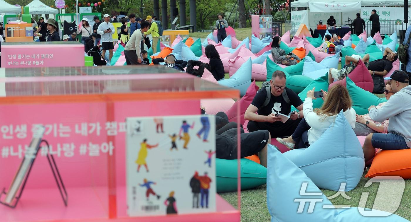서울 광화문 광장에 마련된 서울야외도서관 광화문책마당을 찾은 외국인 등이 여유로운 시간을 보내고 있다. 2025.4.27/뉴스1 ⓒ News1 박정호 기자