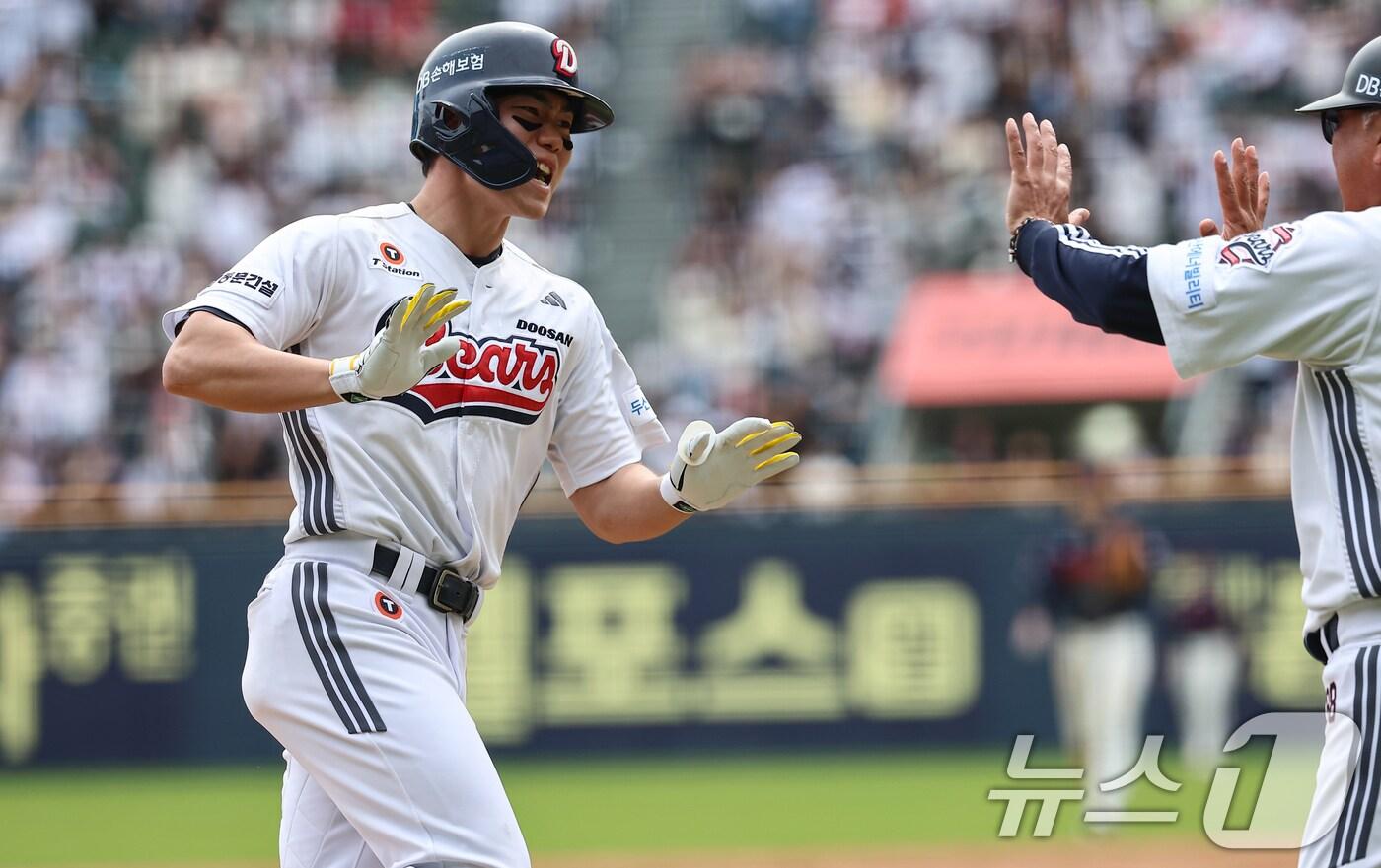 27일 서울 송파구 잠실야구장에서 열린 프로야구 '2025 신한 SOL 뱅크 KBO리그' 롯데 자이언츠와 두산 베어스의 경기, 4회말 1사 만루 상황에서 두산 오명진이 만루홈런을 치고 기뻐하고 있다. ⓒ News1 김도우 기자