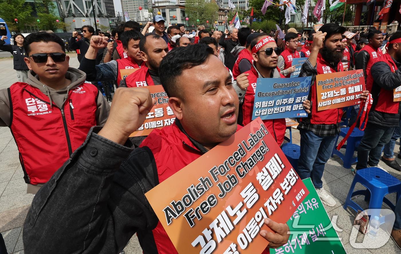 민주노총 이주노동자노조 조합원들이 27일 오후 서울 종로구 보신각 앞에서 &#39;2025 세계 노동절, 이주노동자 메이데이&#39; 집회를 열고 사업장 변경 자유화, 위험의 이주화 중단을 촉구하고 있다. 2025.4.27/뉴스1 ⓒ News1 장수영 기자
