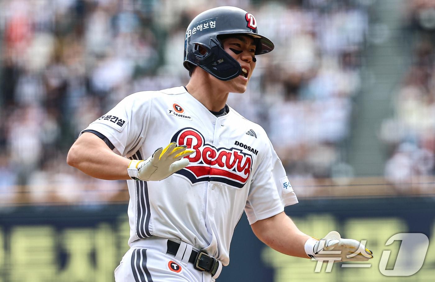 본문 이미지 - 27일 서울 송파구 잠실야구장에서 열린 프로야구 '2025 신한 SOL 뱅크 KBO리그' 롯데 자이언츠와 두산 베어스의 경기 4회말 1사 만루 상황에서 두산 오명진이 만루홈런을 치고 기뻐하고 있다. 2025.4.27/뉴스1 ⓒ News1 김도우 기자