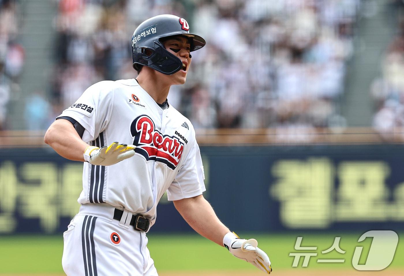 27일 서울 송파구 잠실야구장에서 열린 프로야구 '2025 신한 SOL 뱅크 KBO리그' 롯데 자이언츠와 두산 베어스의 경기, 4회말 1사 만루 상황에서 두산 오명진이 만루홈런을 치고 기뻐하고 있다. 2025.4.27/뉴스1 ⓒ News1 김도우 기자