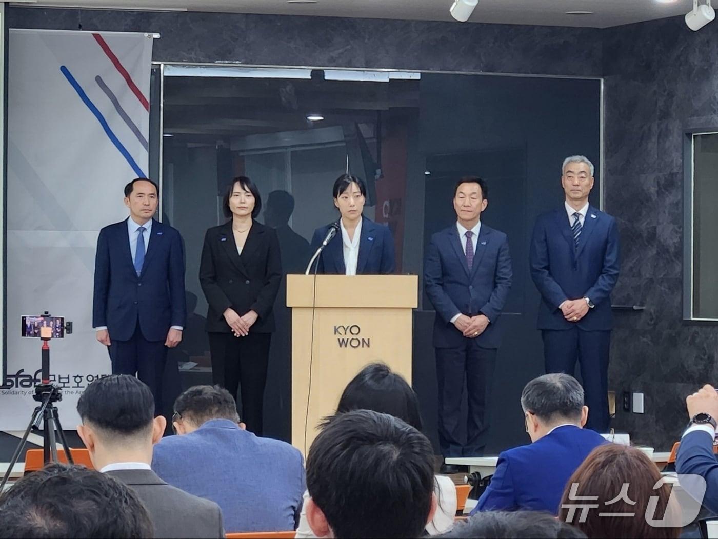 본문 이미지 - 27일 서울 종로구 교원 챌린지 홀에서 이한샘 군보호연대 대표가 정책 위원들과 함께 인사말을 하고 있다. 2025.04.27 ⓒ 뉴스1 김예원 기자