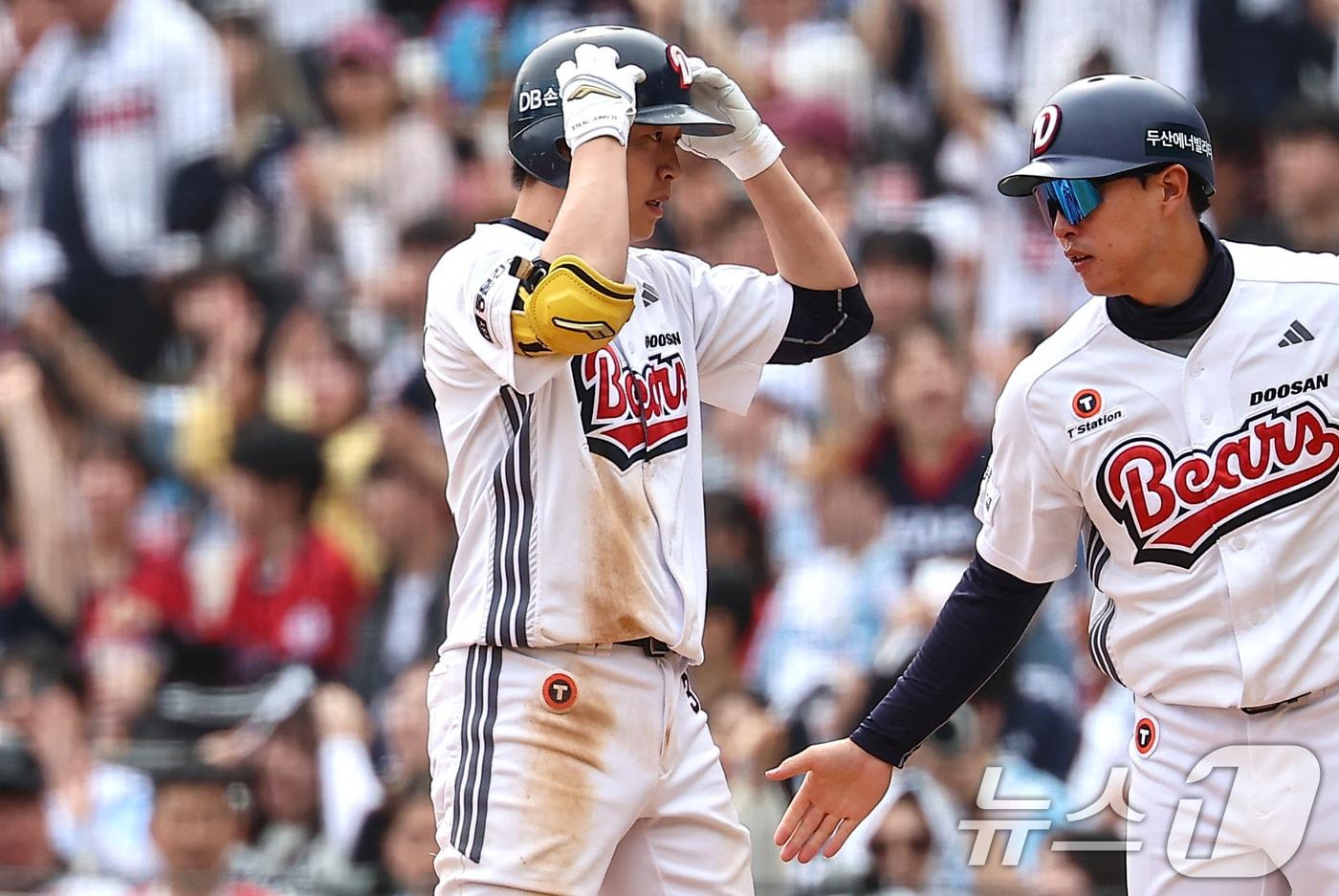 본문 이미지 - 27일 서울 송파구 잠실야구장에서 열린 프로야구 '2025 신한 SOL 뱅크 KBO리그' 롯데 자이언츠와 두산 베어스의 경기, 4회말 2사 2루 상황에서 두산 정수빈이 적시타를 치고 1루에서 기뻐하고 있다. 2025.4.27/뉴스1 ⓒ News1 김도우 기자