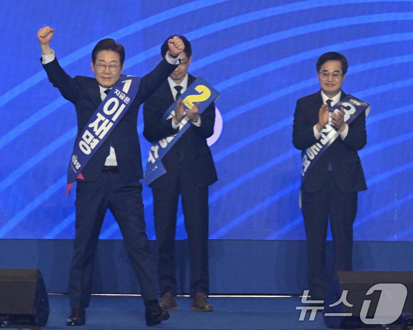 본문 이미지 - 이재명 더불어민주당 대선 경선 후보가 27일 경기 고양시 킨텍스에서 열린 수도권·강원·제주 합동연설회에 참석해 두 팔을 들어 당원들에게 인사하고 있다.(공동취재) ⓒ News1 안은나 기자