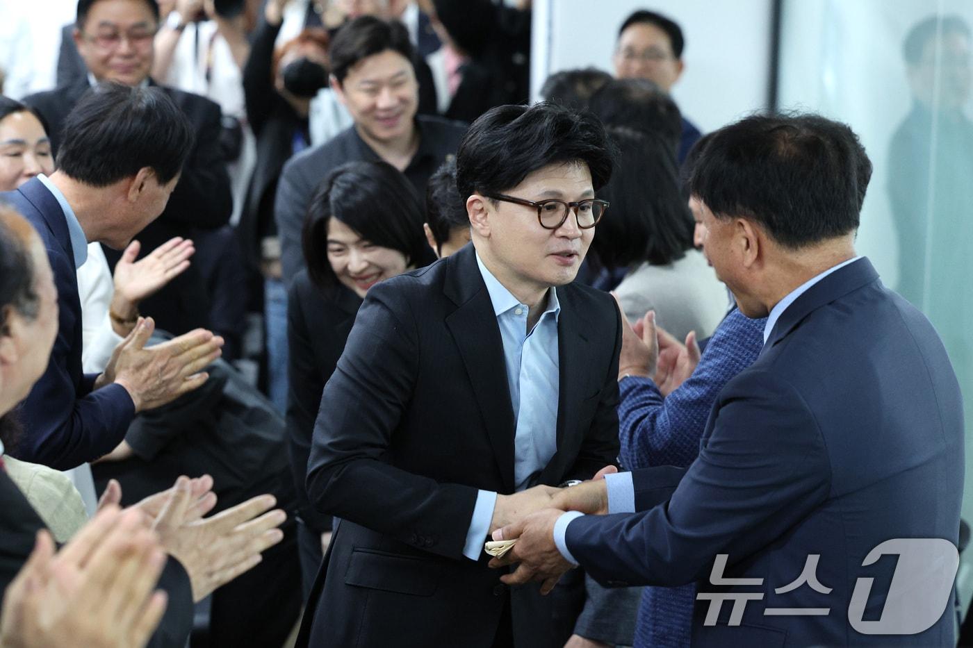 한동훈 전 국민의힘 대표가 27일 오후 서울 여의도 국민의힘 서울시당에서 열린 국민의힘 서울 광역·기초의원 간담회에 참석하며 참석자들과 인사하고 있다. 2025.4.27/뉴스1 ⓒ News1 신웅수 기자