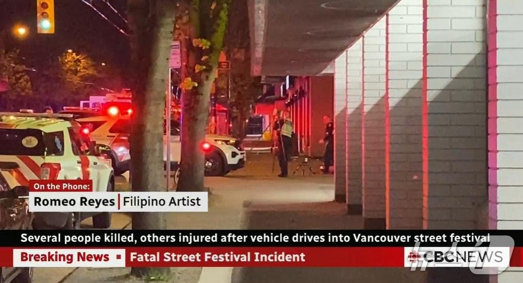 본문 이미지 - 캐나다 밴쿠버에서 거리 축제가 열리는 동안 한 차량이 군중을 향해 돌진하며 여러 명이 숨졌다(캐나다 CBC 갈무리).