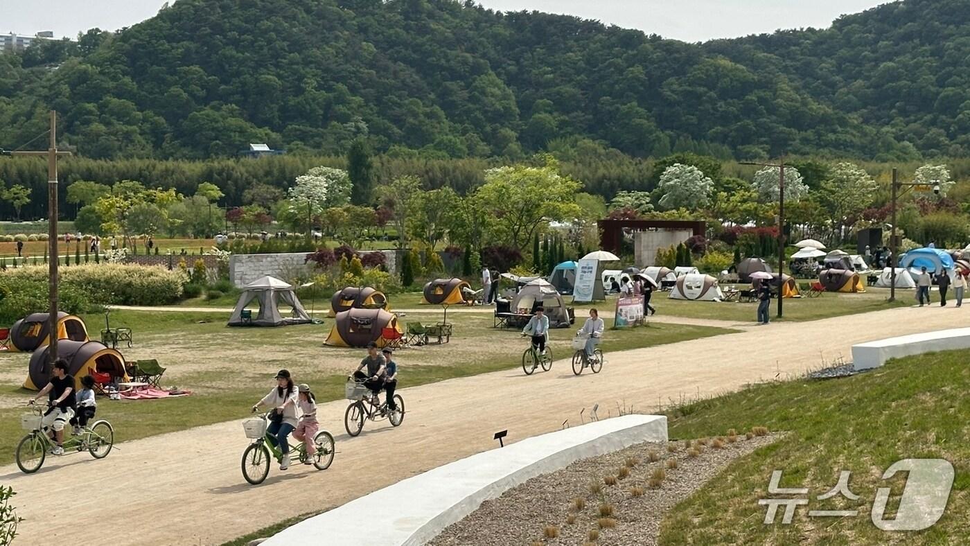 27일 울산 태화강국가정원에는 나들이객으로 북적이고 있다.2025.4.27/뉴스1 ⓒNews1 김지혜 기자