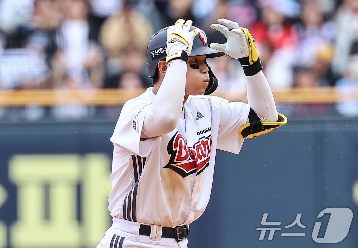 27일 서울 송파구 잠실야구장에서 열린 프로야구 &#39;2025 신한 SOL 뱅크 KBO리그&#39; 롯데 자이언츠와 두산 베어스의 경기, 5회말 2사 1,2루 상황에서 두산 박준영이 2타점 2루타를 치고 기뻐하고 있다. 2025.4.27/뉴스1 ⓒ News1 김도우 기자