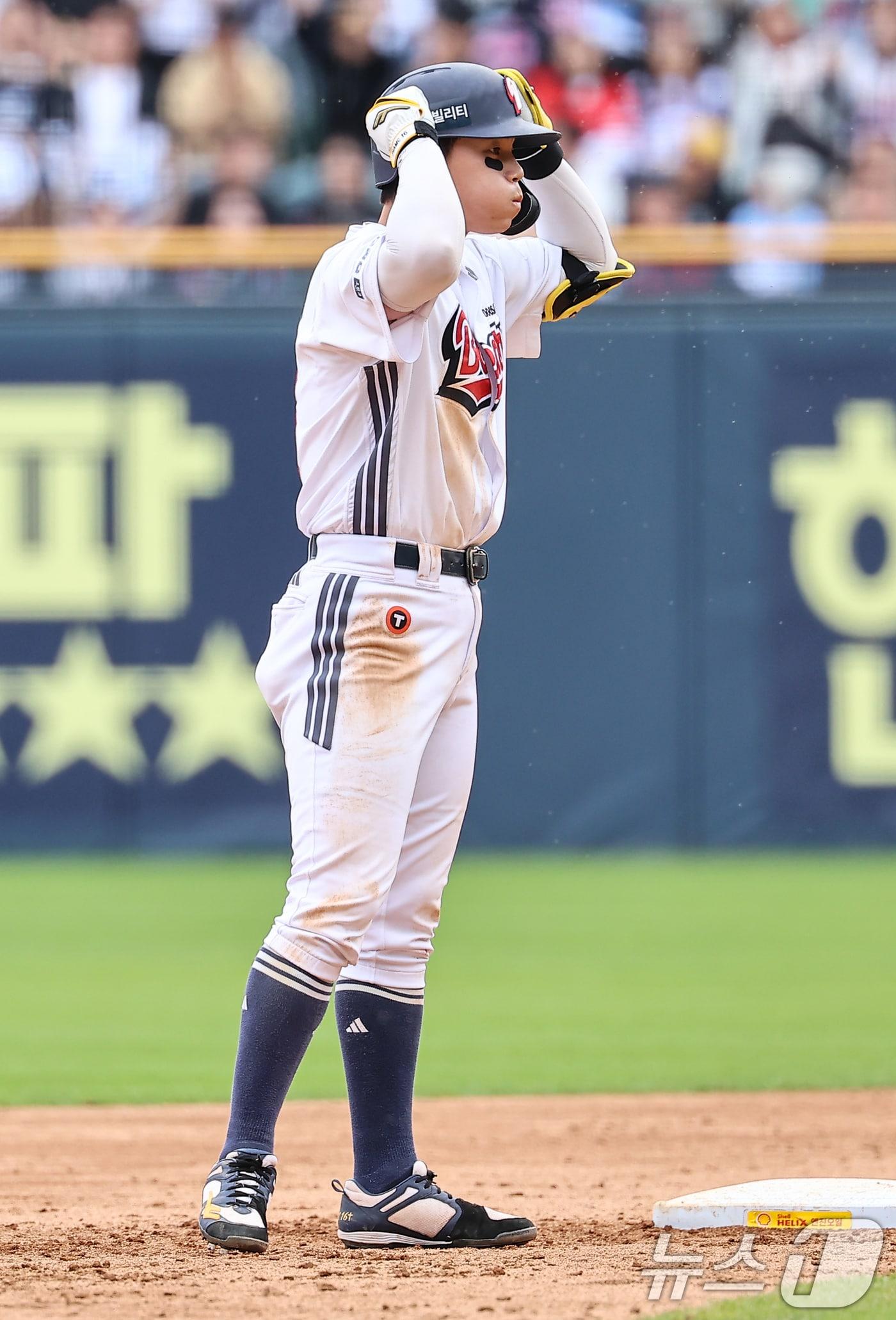 본문 이미지 - 27일 서울 송파구 잠실야구장에서 열린 프로야구 &#39;2025 신한 SOL 뱅크 KBO리그&#39; 롯데 자이언츠와 두산 베어스의 경기, 5회말 2사 1,2루 상황에서 두산 박준영이 2타점 2루타를 치고 기뻐하고 있다. 2025.4.27/뉴스1 ⓒ News1 김도우 기자