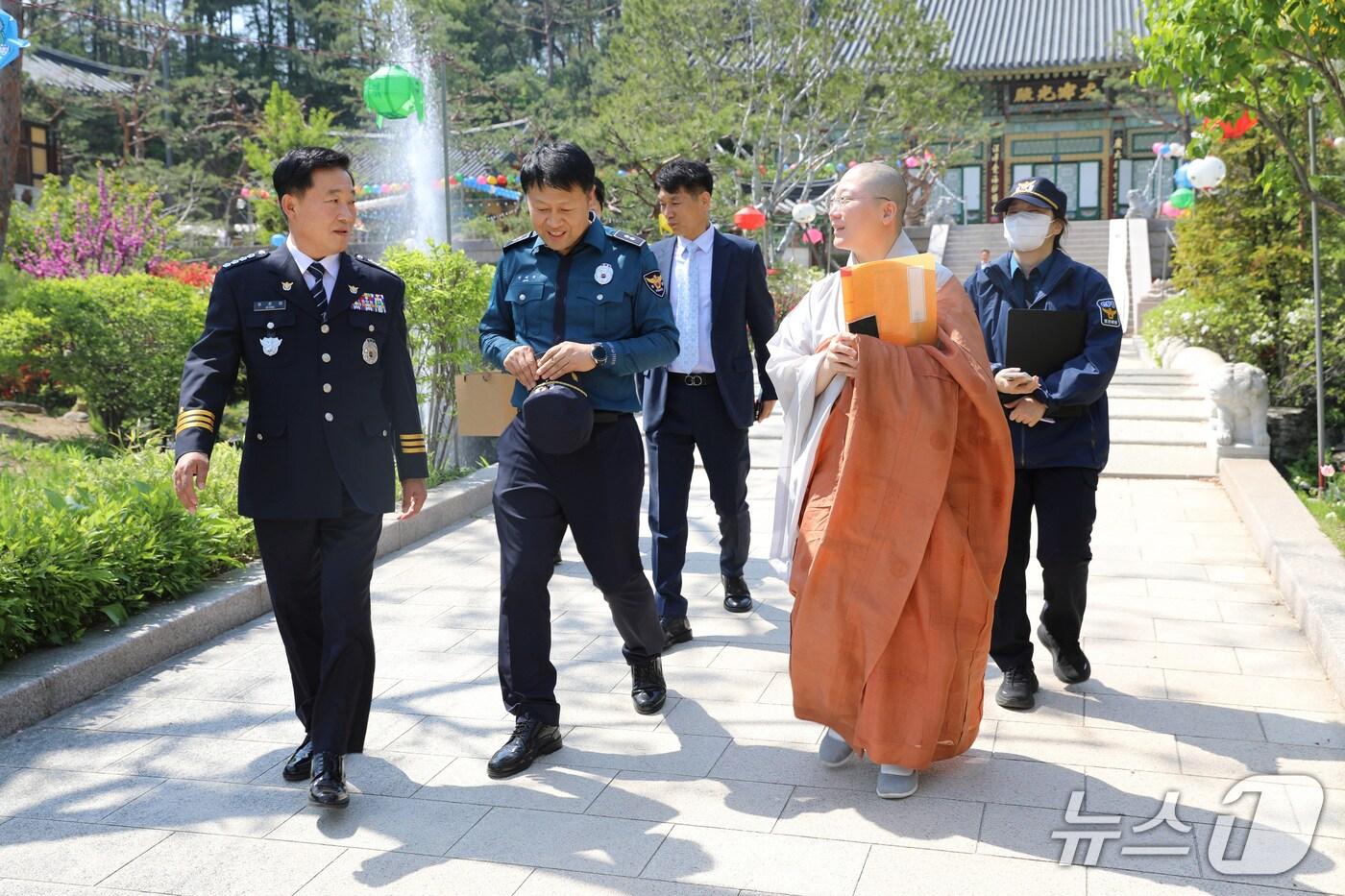 정준엽 경기 수원중부경찰서장(왼쪽)이 지난 25일 부처님 오신 날에 대비한 전통 사찰 범죄 예방 사전 점검을 실시하고 있다. (수원중부경찰서 제공. 재판매 및 DB 금지) 2025.4.27/뉴스1  