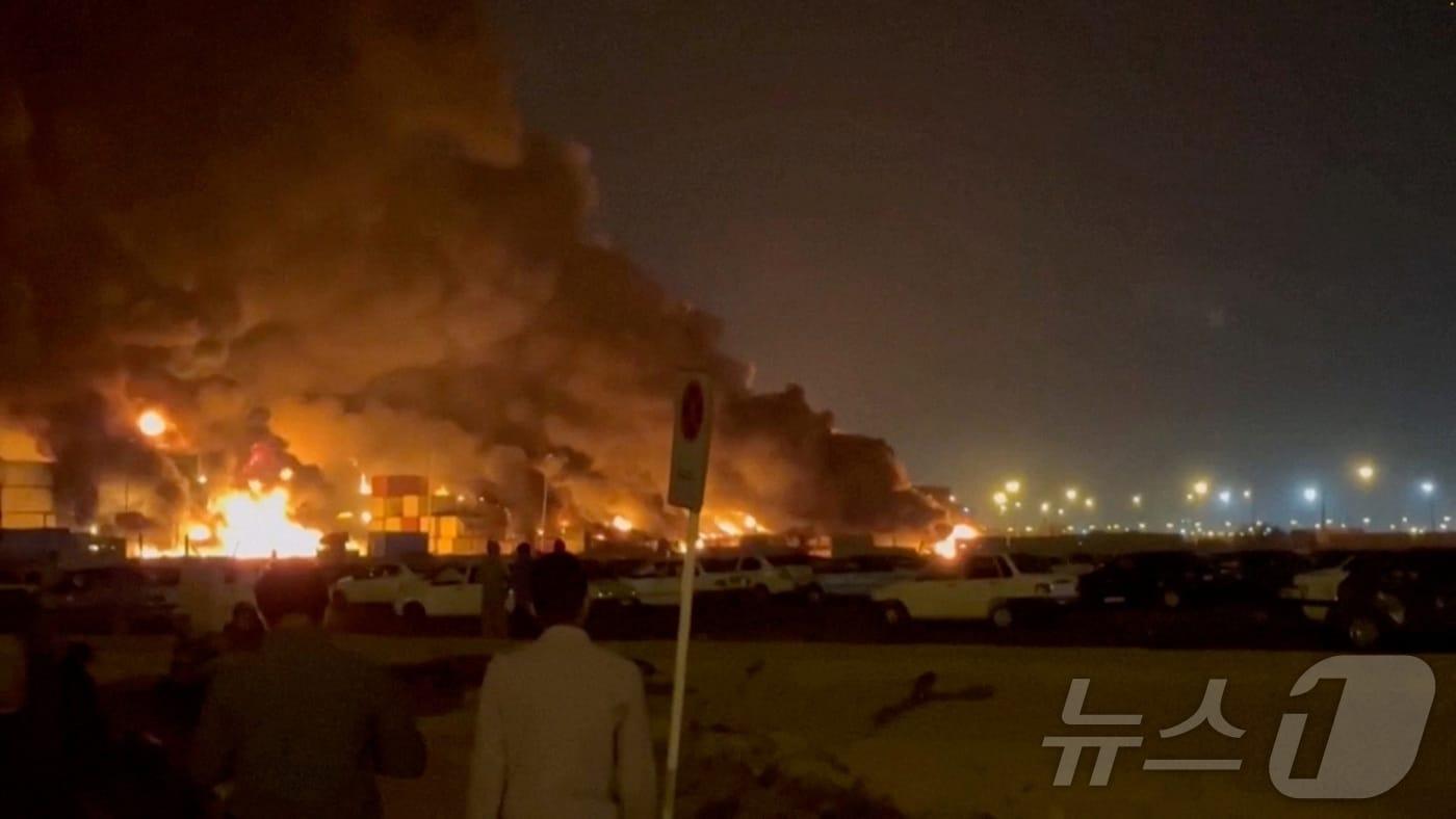 26일(현지시간) 이란 남부 반다르아바스에 위치한 샤히드 라자이 항에서 대규모 폭발이 발생해 최소 25명이 숨지고 800명이 다쳤다. ⓒ 로이터=뉴스1 ⓒ News1 김예슬 기자