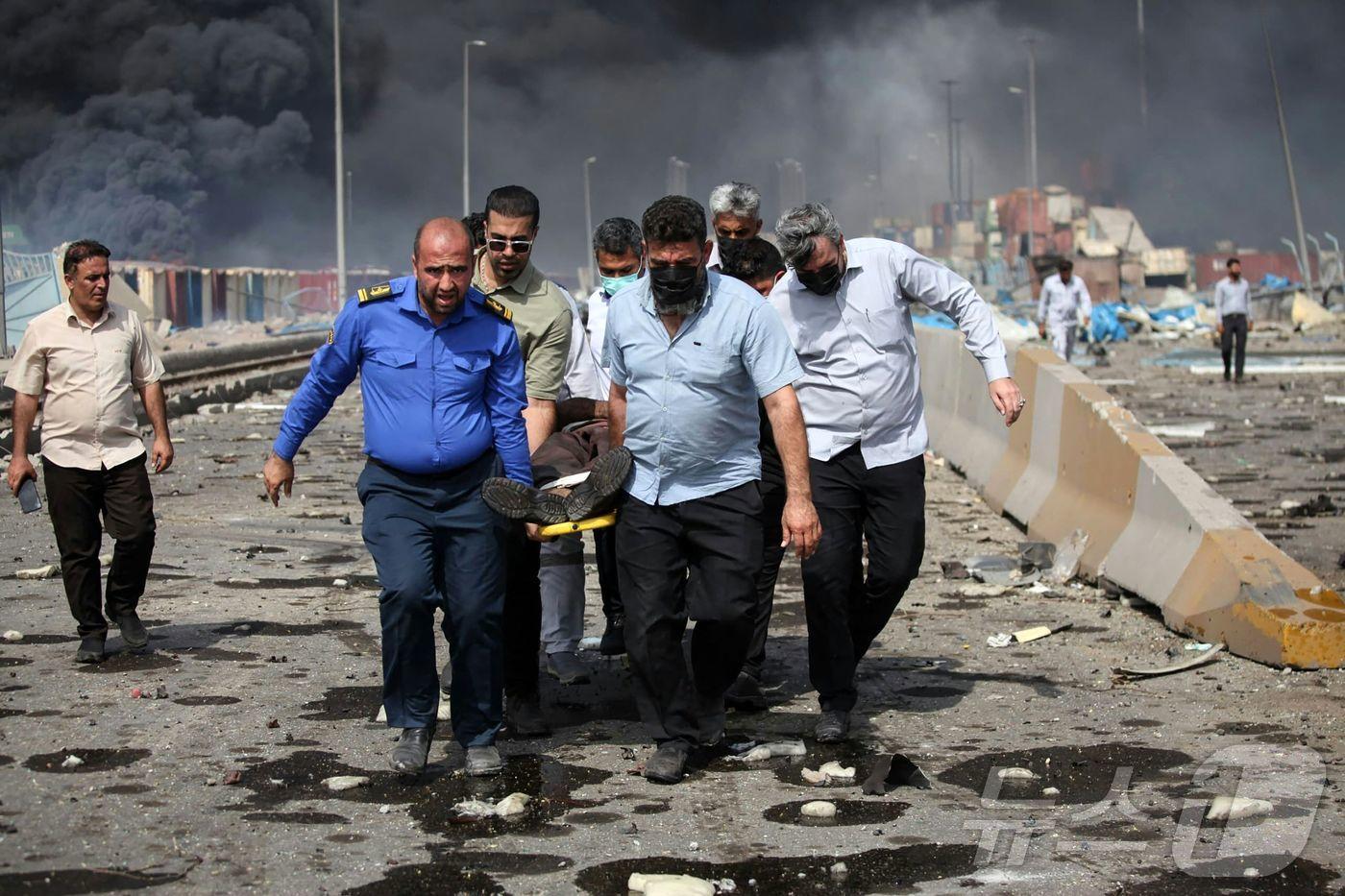 26일(현지시간) 이란 남부 반다르아바스에 위치한 샤히드 라자이 항에서 대규모 폭발이 일었다. 시민들이 다친 부상자를 이송하는 모습. 25.04.26 ⓒ AFP=뉴스1 ⓒ News1 김예슬 기자