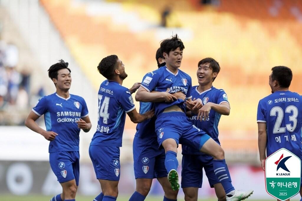 본문 이미지 - 홈 4연승을 기록한 수원 삼성.(한국프로축구연맹 제공)