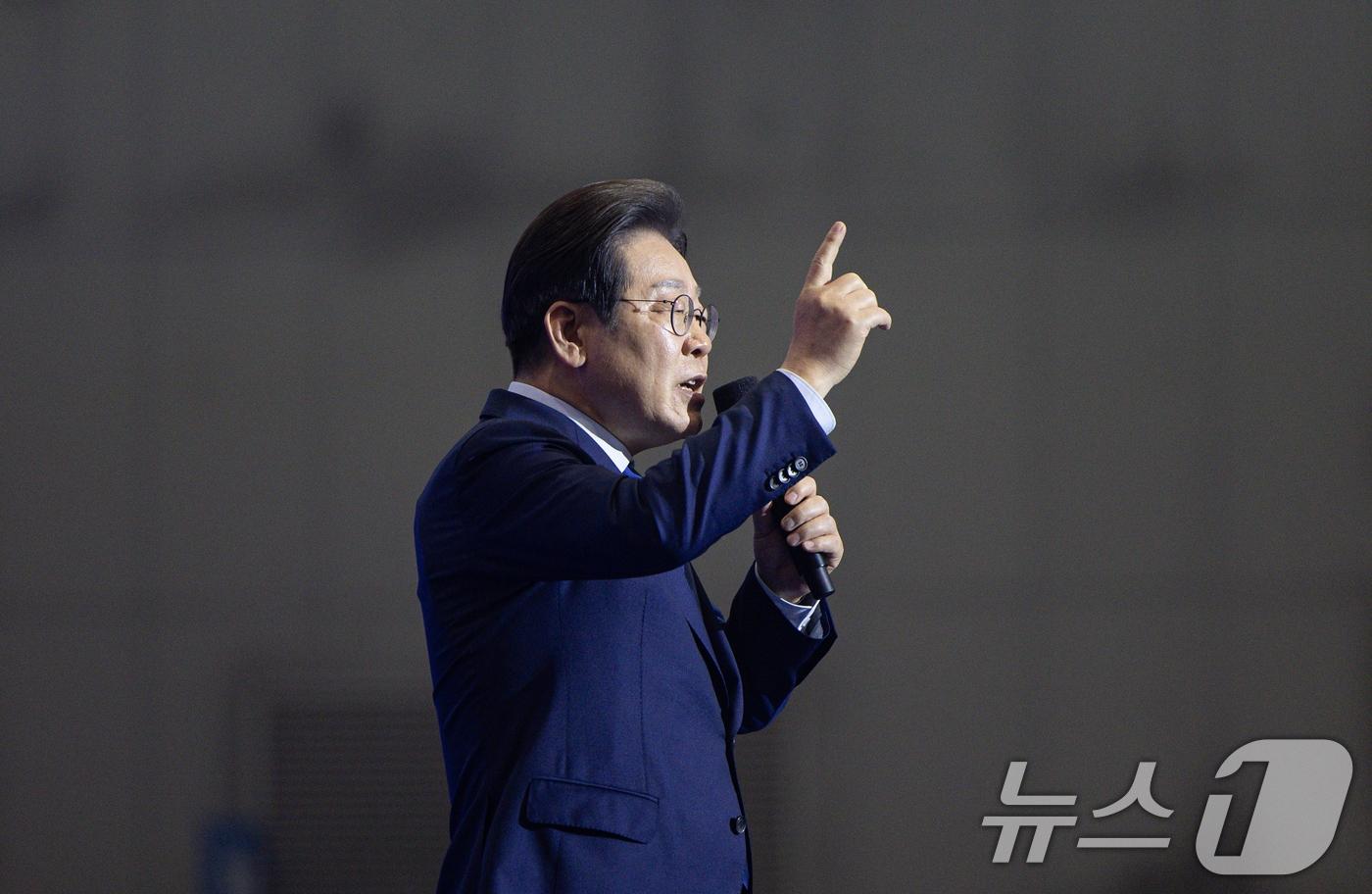 21대 대선 더불어민주당 후보로 선출된 이재명 후보가 27일 경기 고양시 킨텍스에서 열린 수도권·강원·제주 합동연설회에서 수락연설을 하고 있다. 2025.4.27/뉴스1 ⓒ News1 이재명 기자