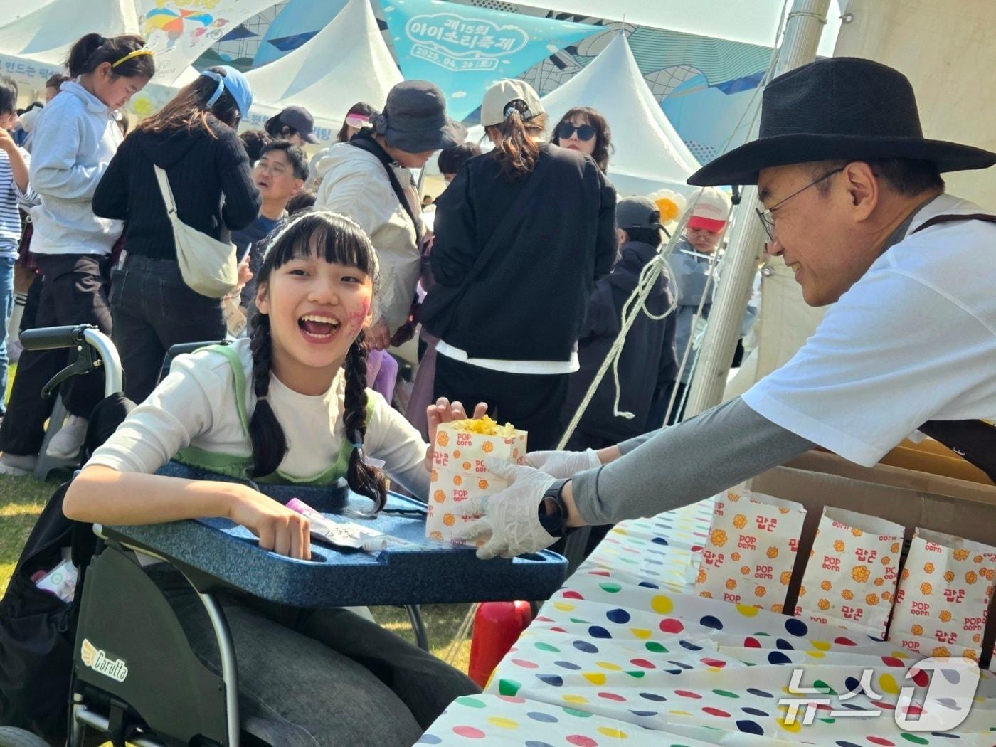 본문 이미지 - 장애아동 은서 양(12)이 26일 인천 영종도 파라다이스시티에서 열린 '제15회 아이소리축제'에서 활짝 웃고 있다. 2025.4.26/뉴스1 ⓒ 장시온 기자
