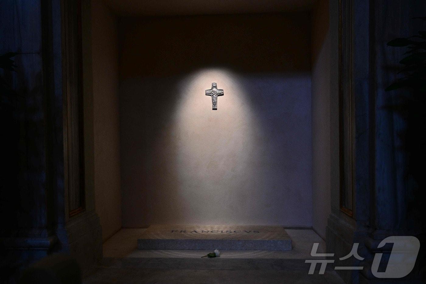 27일&#40;현지시간&#41; 이탈리아 로마 산타 마리아 마조레 대성전에 위치한 프란치스코 교황의 무덤에 흰색 장미가 놓여져 있다. 2025.04.27 ⓒ AFP=뉴스1 ⓒ News1 김지완 기자