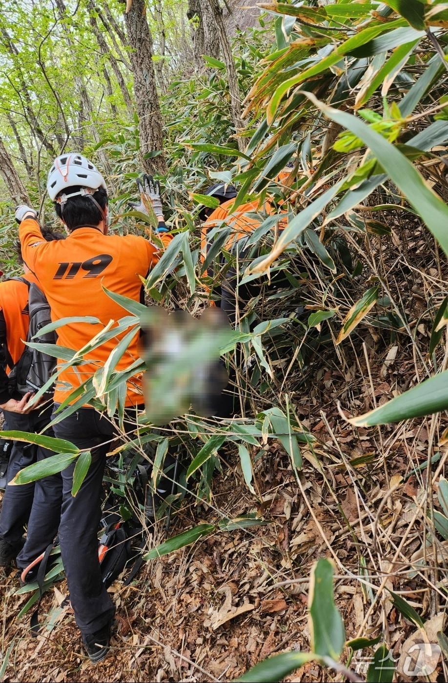 본문 이미지 - 27일 오전 11시 41분께 전북자치도 완주군 동상면 장군봉에서 산을 오르던 A 씨(50대)가 3m 아래로 추락했다.(전북소방 제공. 재판매 및 DB금지) 