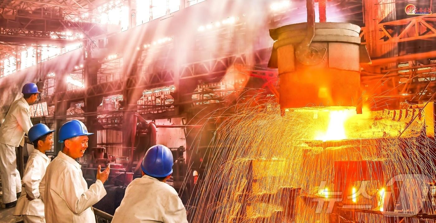 &#40;평양 노동신문=뉴스1&#41; = 북한 노동당 기관지 노동신문은 28일 금속공업 부문에서 새로 증설된 에너지절약형산소열법용광로들이 붉은 쇳물을 뽑아내고 있다고 보도했다. 철정광 및 철광석 생산 단위는 지난해 같은 시기에 비해 높은 생산성을 기록하고 있다고 선전했다. 사진은 천리마제강연합기업소. [국내에서만 사용가능. 재배포 금지. DB 금지. For Use Only in the Republic of Korea. Redistribution Prohibited] rodongphoto@news1.kr