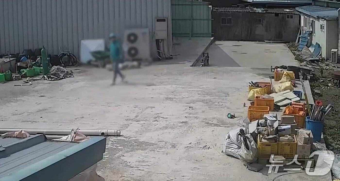 본문 이미지 - 빈집 털이 범행 후 집을 나오는 CCTV 화면(함양경찰서 제공. 재판매 및 DB금지).