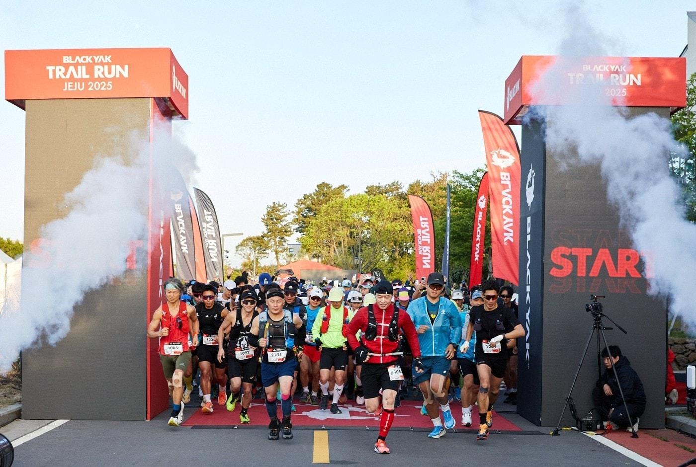 본문 이미지 - 블랙야크는 참가 신청이 조기 마감되며 화제를 모았던 '제3회 블랙야크 트레일 런'을 성황리에 마쳤다.(블랙야크제공)