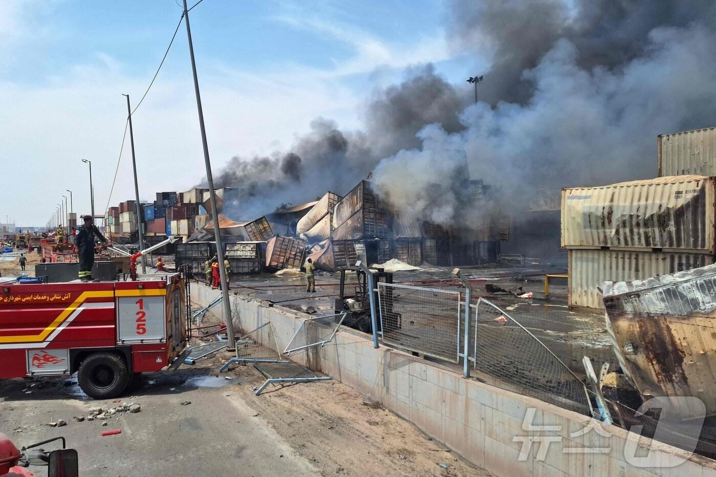 27일(현지시간) 이란 남동부 반다르압바스 지역 샤히드라자이 항구에서 폭발 사고가 발생해 최소 40명이 숨진 현장이 연기로 덮여 있다. 2025.04.28 ⓒ AFP=뉴스1 ⓒ News1 우동명 기자