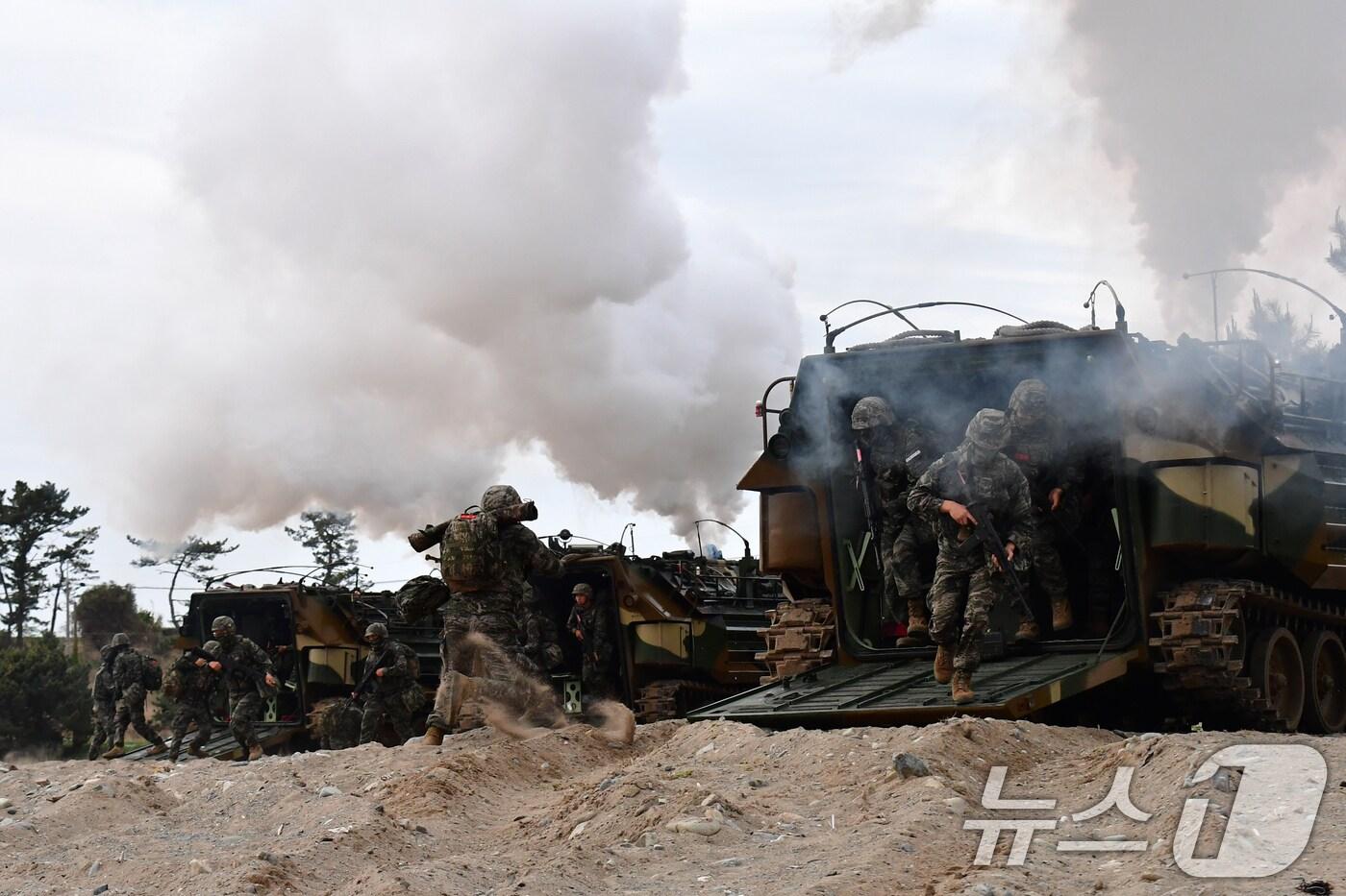 28일 오전 경북 포항시 송라면 독석리 해안에서 실시된 2025 전반기 합동상륙훈련에서 해병대1사단 대원들이 훈련을 하고 있다.2025.4.28/뉴스1 ⓒ News1 최창호 기자