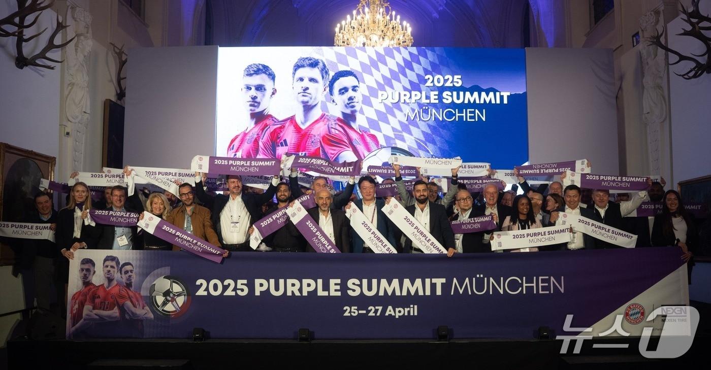 지난 27일(현지시간) 독일 뮌헨에서 '2025 퍼플 서밋’ 행사 종료 후 넥센타이어 임직원과 글로벌 파트너사 관계자들이 기념 사진을 촬영한 모습(넥센타이어 제공). 2025.04.27.