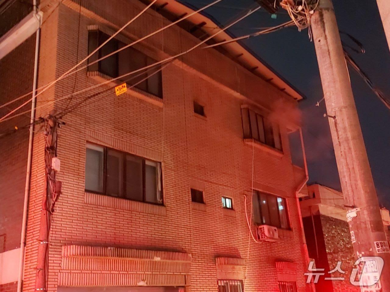 본문 이미지 - 화재 현장. (경기도소방재난본부 제공. 재판매 및 DB 금지)