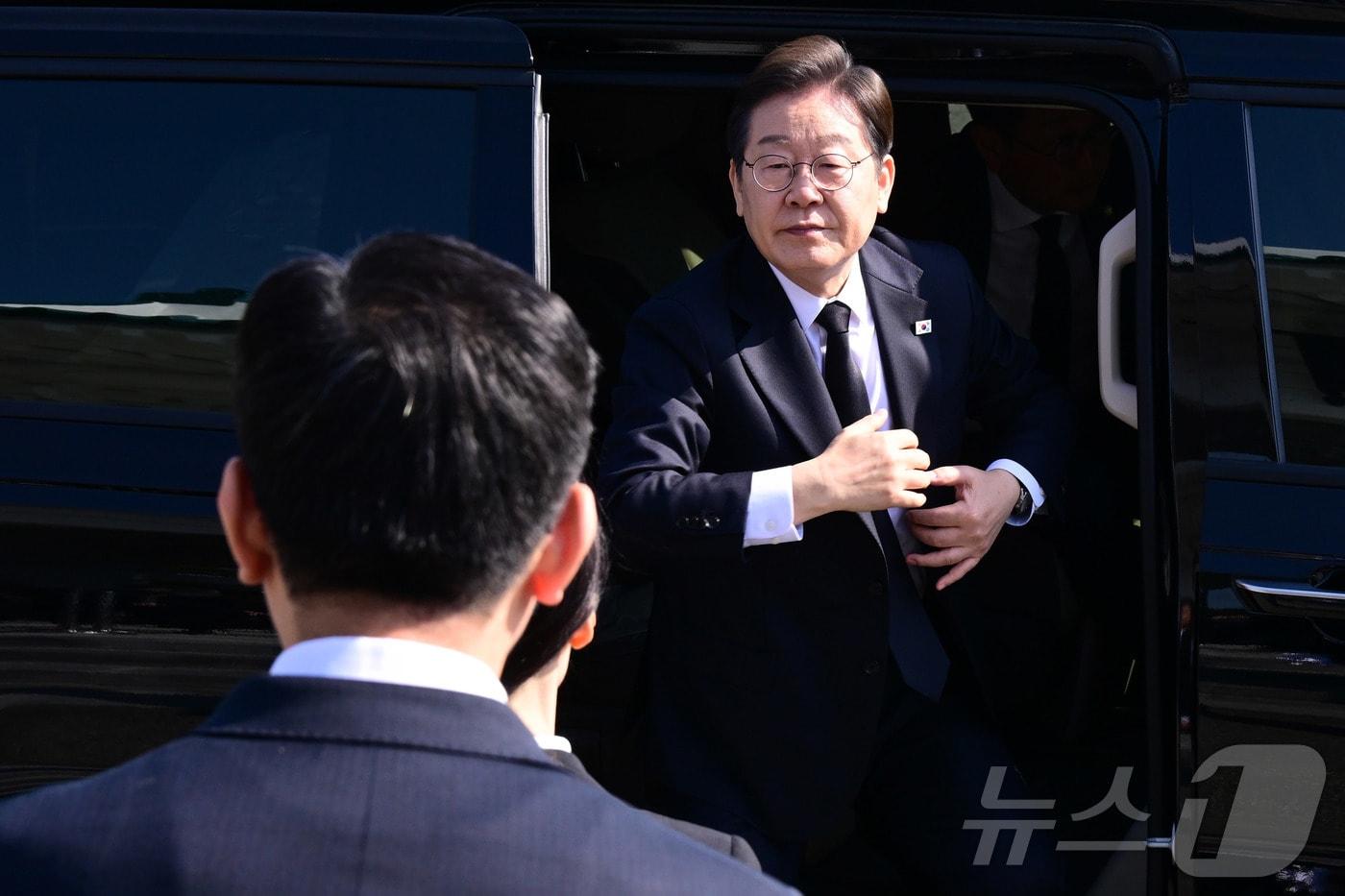 이재명 더불어민주당 대통령선거 후보가 28일 오전 서울 동작구 국립서울현충원에 현충탑 참배를 위해 하차하고 있다. (공동취재) 2025.4.28/뉴스1 ⓒ News1 이재명 기자